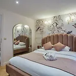 Apartment Saint Germain Des Pres By Studio Prestige